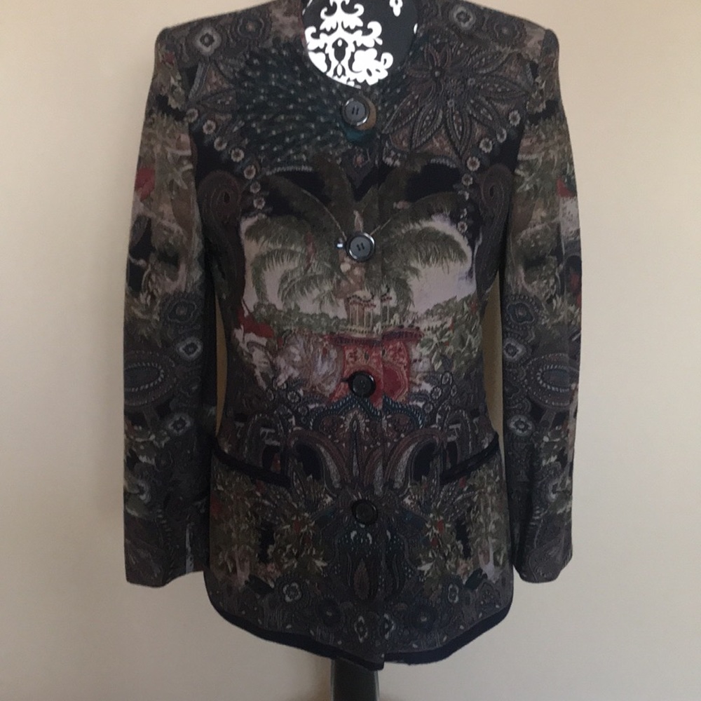 Stunning button up jacket in subtle peacock, palm tree, paisley, leaf pattern.